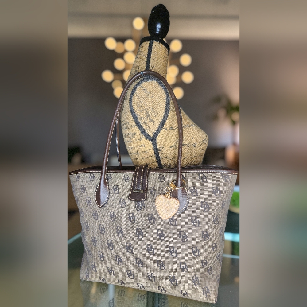 Classic & Vintage Dooney & Bourke Signature Collection Bag W/Bling Heart Charm - Picture 12 of 16